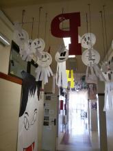 Pasillo decorado por los alumnos de 4º, 5º y 6º